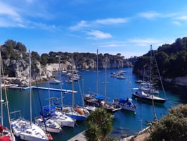 Härlig hamn i Calanque